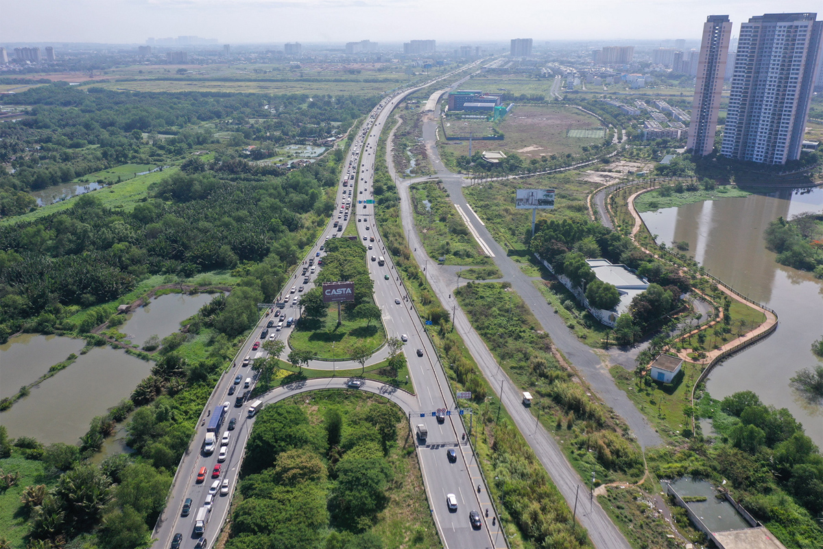 Dự án đường song hành cao tốc TP.HCM - Long Thành - Dầu Giây (TP Thủ Đức, TP.HCM) dài 3,4km từ đại lộ Mai Chí Thọ đến đường Vành đai 2 được khởi công tháng 4/2017 theo hình thức BT (xây dựng - chuyển giao), tổng mức đầu tư hơn 800&nbsp;tỷ đồng.