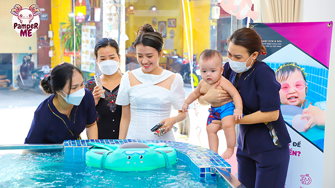 "Kình ngư nhí" chuẩn bị xuống hồ tham gia thi bơi tại Baby Olympics