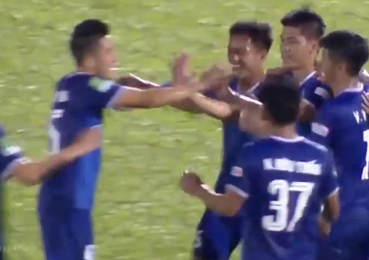 The hottest video of Vietnamese football: Red card rain in the Quang Nam - Binh Duong match (National Cup) - 1