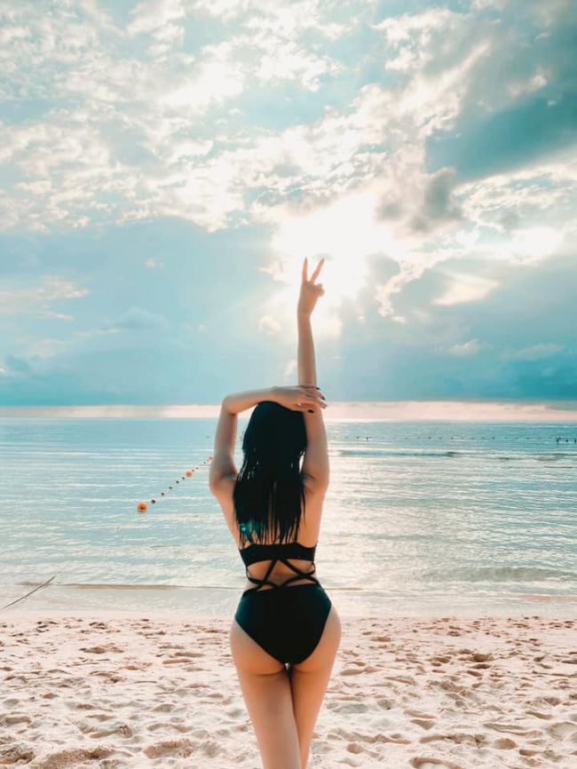 Cô có tỷ lệ hình thể vàng với số đo&nbsp;3 vòng 90 - 60 - 90cm.
