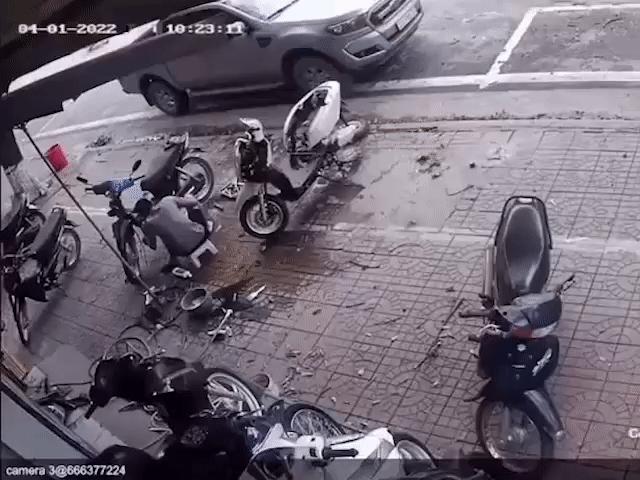 Xe máy - Xe đạp - Clip: Pha vào tiệm sửa xe "nhanh như chớp" khiến chủ nhà không kịp trở tay