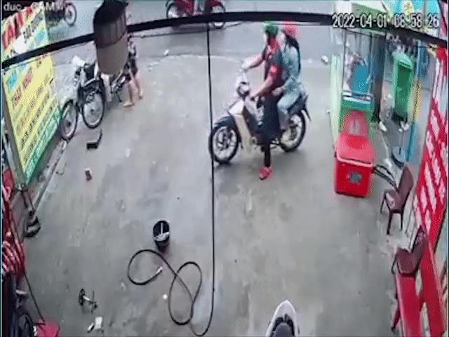 Xe máy - Xe đạp - Clip: Thanh niên thể hiện bốc đầu bị bạn gái dỗi bỏ xuống xe