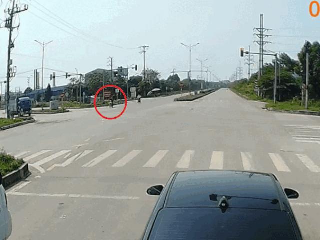 Thế giới xe - Clip: Bị xe tải húc bay lăn lộn, lái xe máy kinh hồn bạt vía