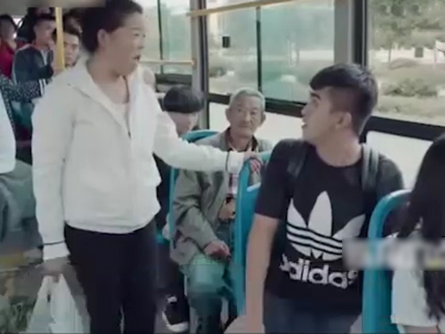 Cười 24H - Người phụ nữ "nổ" trên xe buýt gặp phải thanh niên lầy lội