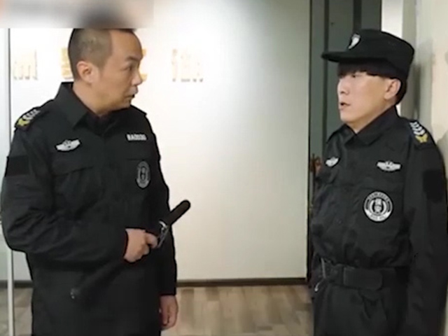 Cười 24H - Ngày đầu tiên đi làm, anh chàng bảo vệ khiến cả công ty bị... ngất