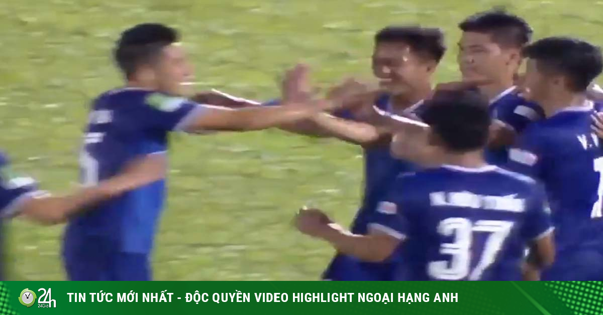 Hottest video in Vietnamese football: Red card rain in Quang Nam – Binh Duong match (National Cup)