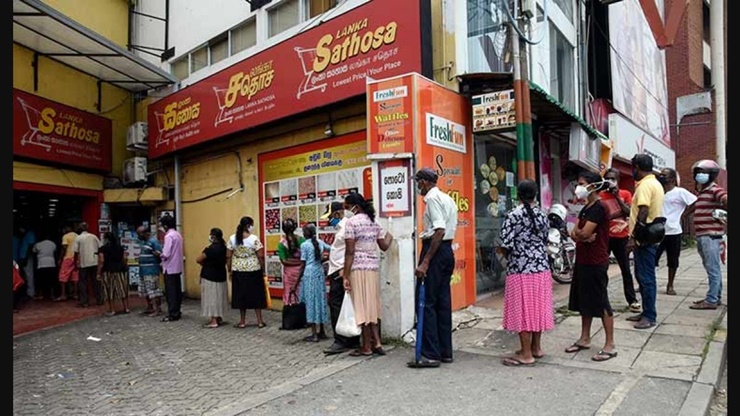 Lạm phát của Sri Lanka tăng kỷ lục 11,1% trong tháng 11/2021 và giá cả hàng hóa tăng chóng mặt khiến nhiều gia đình không mua nổi những món hàng phục vụ nhu cầu cơ bản.&nbsp;
