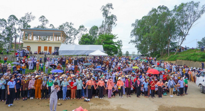 Chiều 5/4, chùa Viên Quang (huyện Nam Đàn, Nghệ An) đã tổ chức lễ phóng sinh tại bến sông Lam, gần đền Vua Mai (thị trấn Nam Đàn) sau một thời gian tạm hoãn vì dịch bệnh.