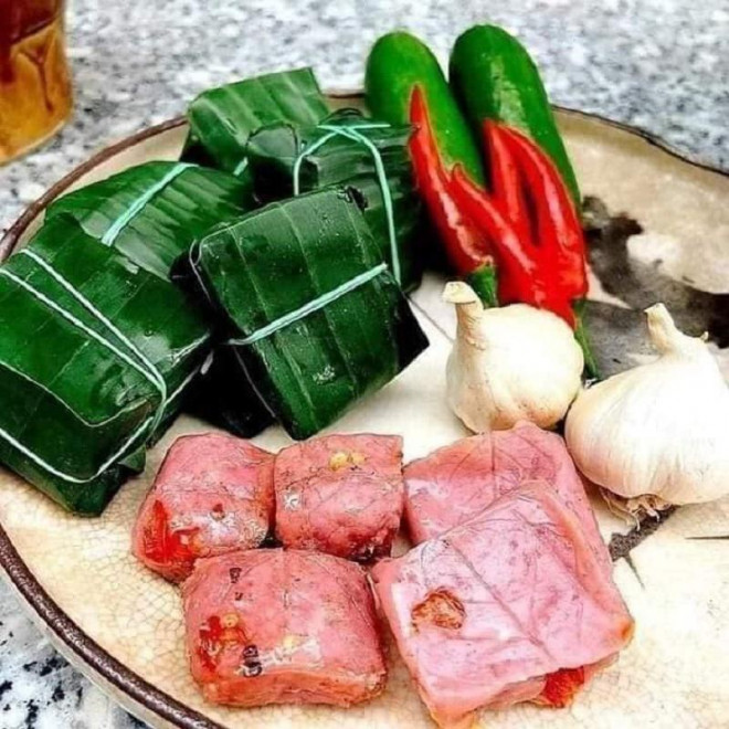 Nem miếng có 2 loại là nem tươi và nem chua. Nem tươi là nem nướng ăn ngay. Còn nem chua thì để được lâu. Những chiếc nem chua gói bằng lá chuối chát xanh, miếng nem bên trong được gói bằng lá vuông hoặc lá ổi để hút ẩm, sau khi gói ba ngày là có thể đem ra dùng.