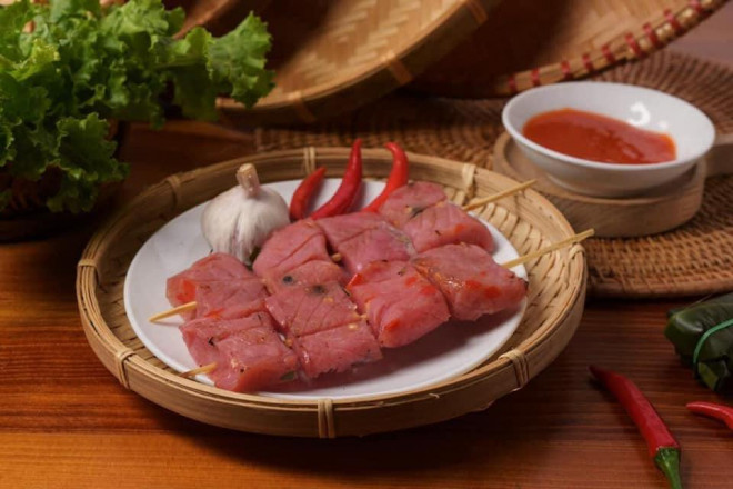 Điều đặc biệt của món nem chiếc chợ Huyện là thịt heo cỏ 6-8 tháng tuổi, cân nặng chừng 60kg trở lại. Heo có thịt săn nhiều nạc, màu đỏ sẫm và lấy khoảng 15 kg thịt nạc lọc từ bốn đùi. Từ khâu chọn thịt khác biệt, kỹ lưỡng đã tạo nên một hương vị độc đáo mà chỉ món nem chiếc chợ Huyện, Bình Định mới có.