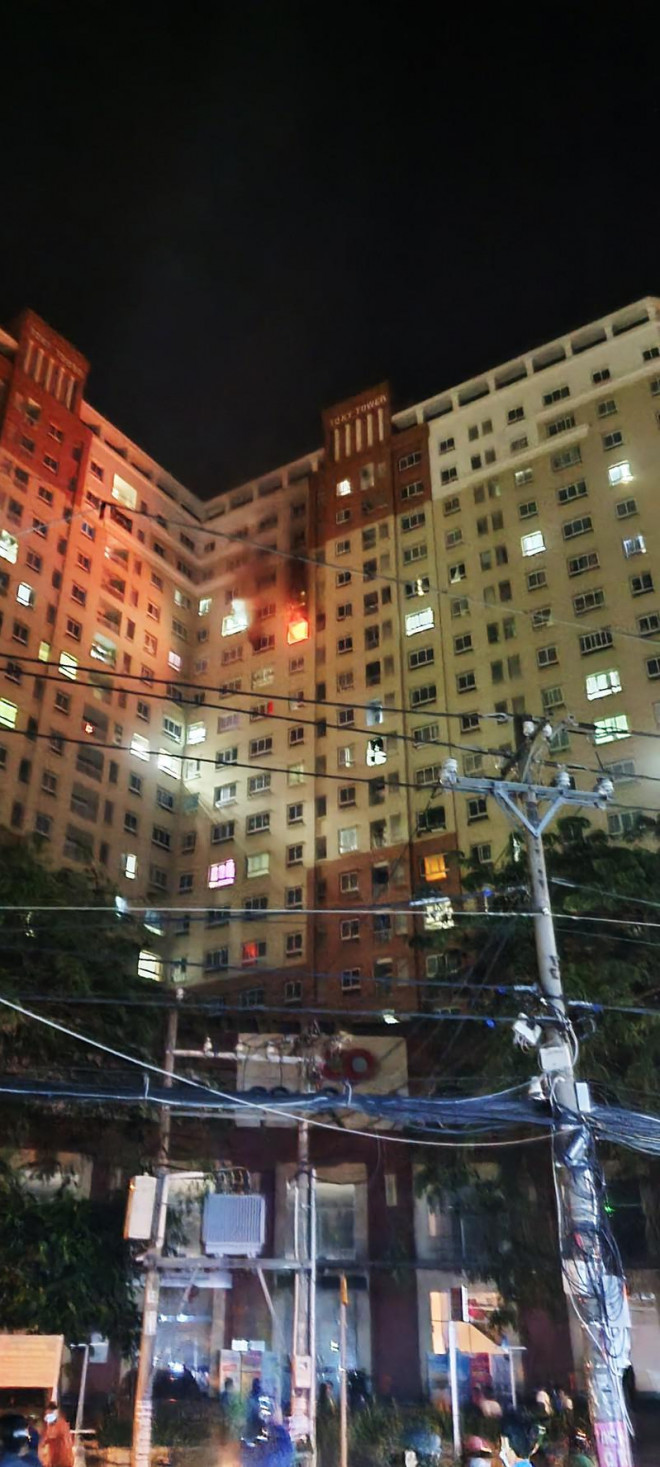 Căn hộ ở tầng 14, Chung cư Tô Ký Tower phát cháy lúc rạng sáng. Ảnh: Thanh Tùng