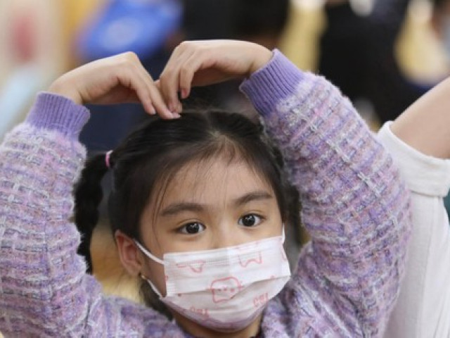 Giáo dục - du học - Hơn 1 triệu học sinh Thủ đô đến trường: Dậy từ tờ mờ sáng, mua hoa tươi trưng lớp