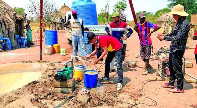 Quang Linh khoan giếng tặng người dân Bailundo