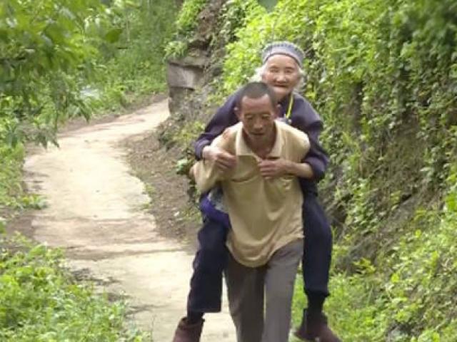 Bạn trẻ - Cuộc sống - Được ca ngợi là người con rể tốt nhất thế giới vì làm điều này cho mẹ vợ trong suốt 40 năm