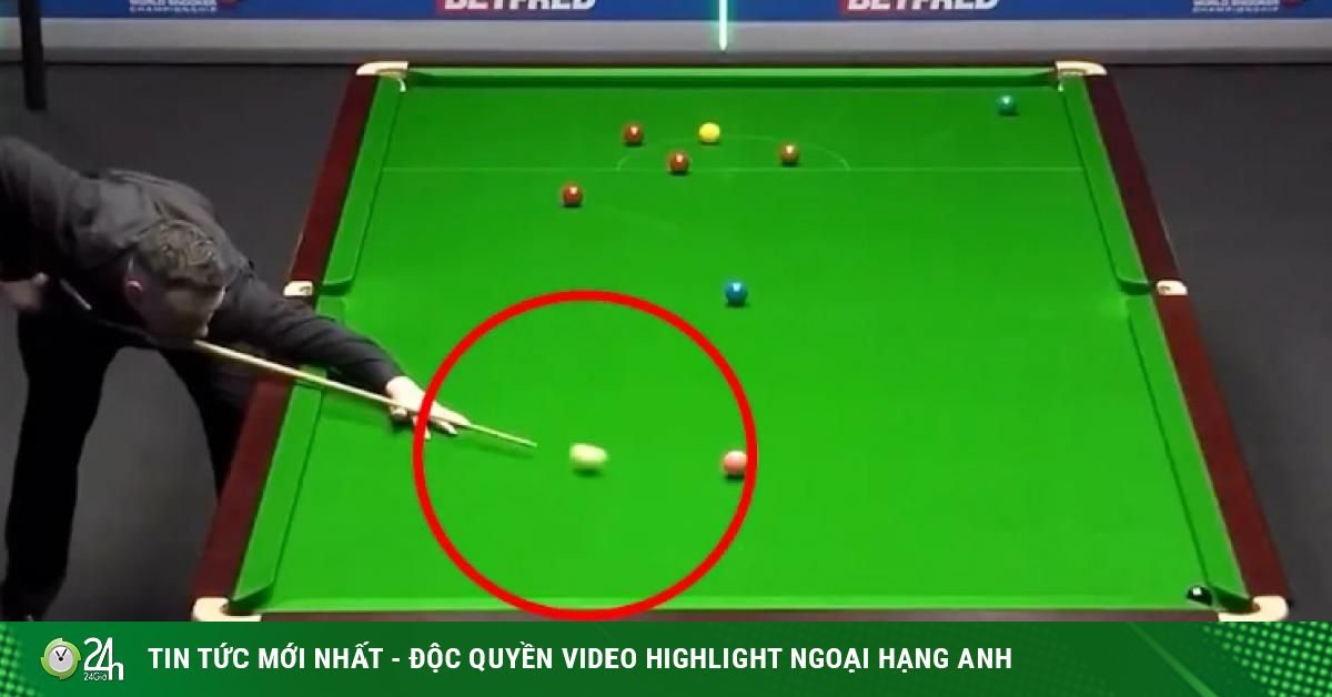 Amazing world billiards player misses the easiest muscle in history