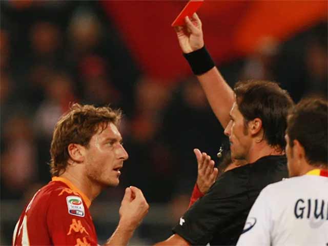 ”Vua thẻ đỏ” Totti 16 lần bị đuổi: ”Hoàng tử thành Rome” cũng hóa ”tội đồ”