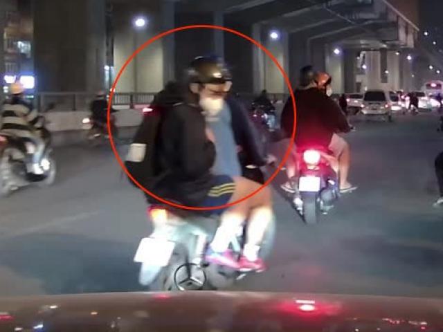 Tin tức trong ngày - Clip: Có hành động đẹp với tài xế ô tô, 2 em nhỏ và người ngồi sau xe máy "nhận mưa tim, like”