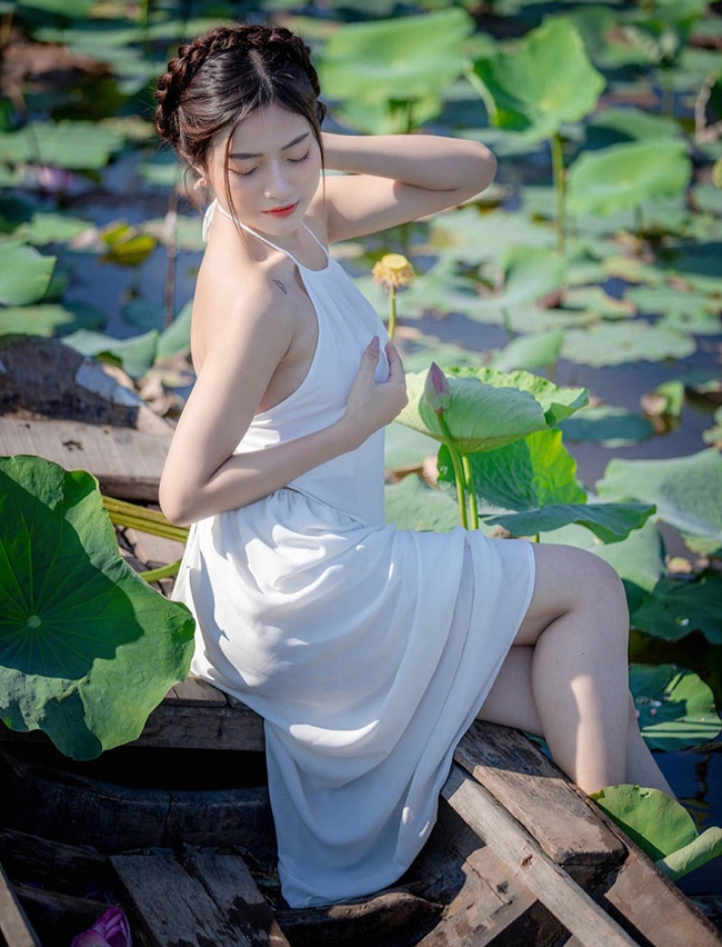 Người mẫu Ukraine diện yếm có gây xôn xao hơn thiếu nữ Việt?