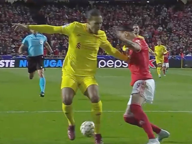 Bóng đá - Tranh cãi Liverpool hưởng lợi từ trọng tài: Benfica có mất oan phạt đền?