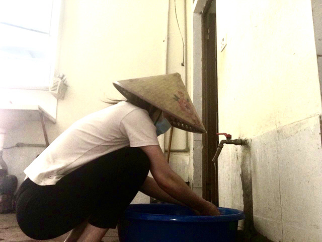 Hơn 15 năm nay, chị Nguyễn Thị Huyền một mình tần tảo mưu sinh nơi đất khách quê người, kiếm tiền nuôi 3 đứa con và người chồng đã mất sức lao động. Ảnh: Mỹ Duyên.