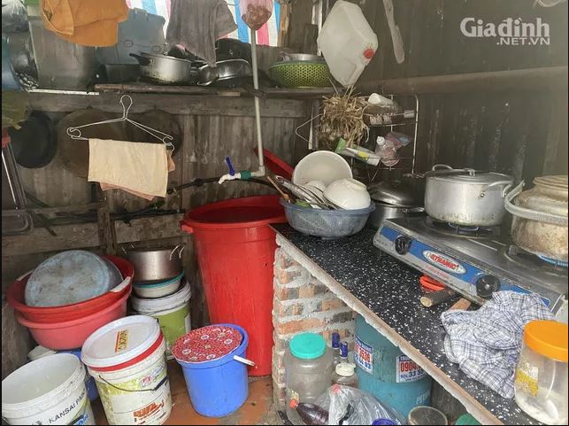 Góc nấu ăn tập thể tuềnh toàng nơi xóm trọ công nhân nghèo tại thôn Bầu, xã Kim Chung, huyện Đông Anh, TP Hà Nộ. Ảnh: Mỹ Duyên