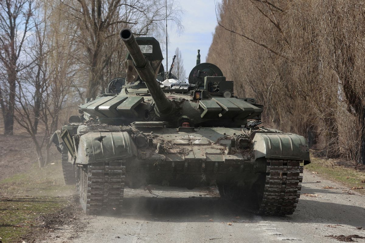 Binh sĩ Ukraine điều khiển xe tăng T-72 ngày 27.3.2022. Ảnh: Reuters.