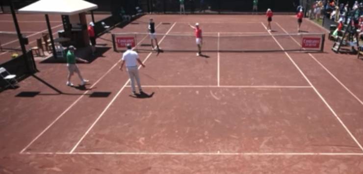 Diez (áo đỏ) khó hiểu khi bị từ chối chiến thắng