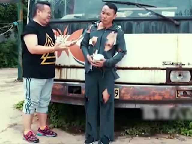 Cười 24H - Lâu ngày gặp lại, chàng trai được bạn giúp đỡ "hết mình"