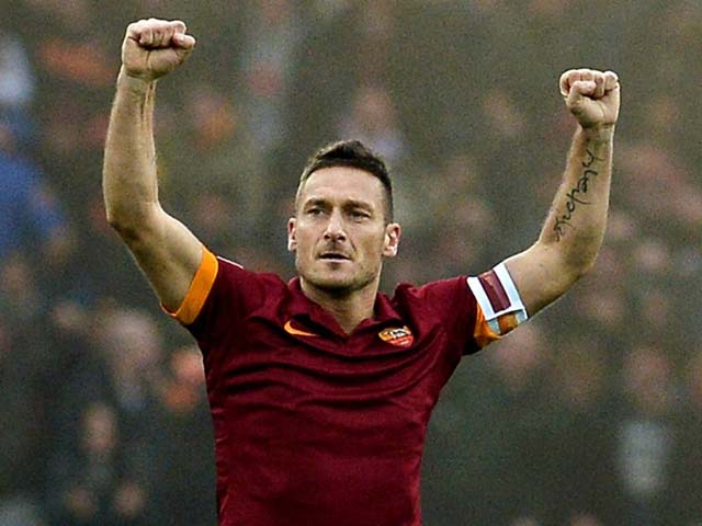 Bóng đá - Huyền thoại Totti đá phủi ghi 4 siêu phẩm, đàn em há hốc mồm