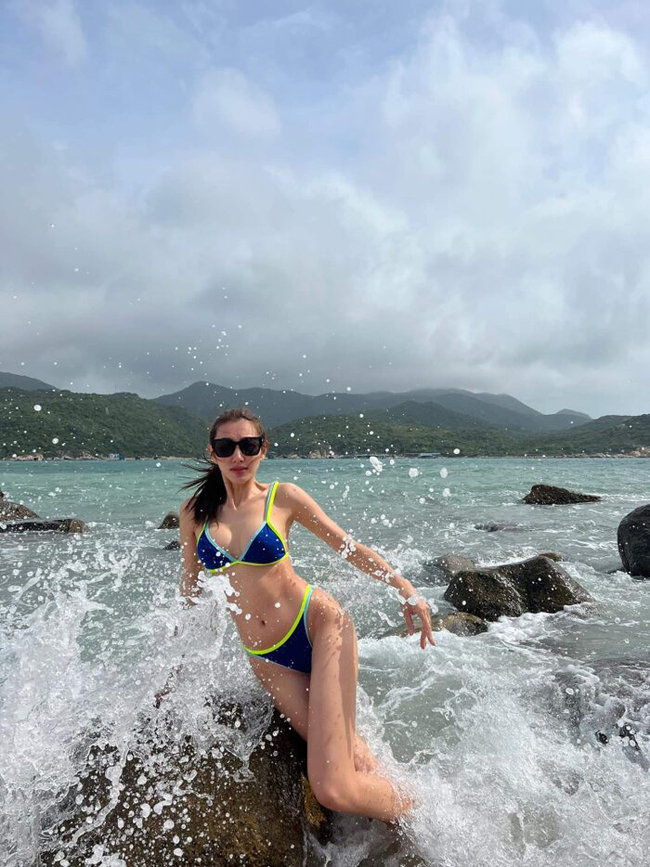 Thùy Tiên để lộ hậu trường chụp ảnh bikini với những con sóng bất ngờ ập tới khiến người đẹp hốt hoảng.
