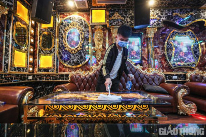 Do đóng cửa quá lâu nên theo anh Phố, các thiết bị âm thanh, loa đài hỏng nhiều. Hàng tháng cửa hàng phải cắt cử nhân viên lau dọn, bảo dưỡng liên tục để tránh hỏng hóc các thiết bị điện tử.