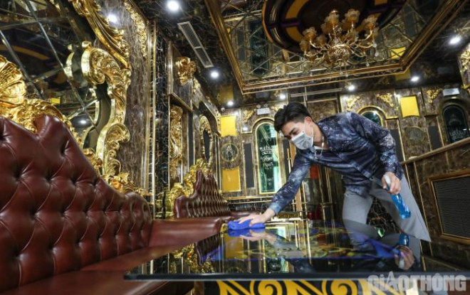 Tất bật lau dọn bàn ghế, Hoàng Anh Tú (quê Yên Bái) cho hay, đã làm công việc phục vụ này được 4 năm. Tuy nhiên, khi quán tạm đóng cửa anh phải chuyển sang làm công nhân ở Khu công nghiệp Bắc Thăng Long (Hà Nội) để trang trải cuộc sống. “Mong rằng, dịch nhanh qua đi để mọi người được quay trở lại công việc và không phải chịu cảnh lúc đóng lúc mở nữa”, Anh Tú bày tỏ.