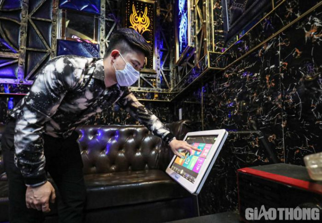 Chị Nguyễn Thị Hồng Thuỷ (chủ cơ sở) cho biết, việc quán karaoke, massage, bar được mở cửa khiến những người kinh doanh ngành nghề giải trí như chị rất vui, phấn khởi. Tuy nhiên, xen lẫn với đó có chút hồi hộp, lo lắng. “Trải qua 4 đợt dịch kéo dài suốt hơn 2 năm qua, quán liên tục hoạt động cầm chừng. Hiện cơ sở vật chất đã xuống cấp nghiêm trọng, các trang thiết bị bị chuột cắn phá hoặc lâu không sử dụng hỏng hóc nhiều phải thay mới, tái đầu tư lại thêm khoản chi phí", chị Thủy nói.