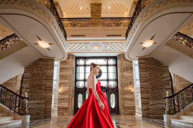 Hành lang cung điện đá D'. Palais Louis cũng trưng bày nghệ thuật Art Basel nổi tiếng với Old Masters - những bức tranh cao cấp gần như không thể mua. Tất cả tác phẩm được vẽ tay hoàn toàn bởi các họa sĩ nổi tiếng của Italy.&nbsp;