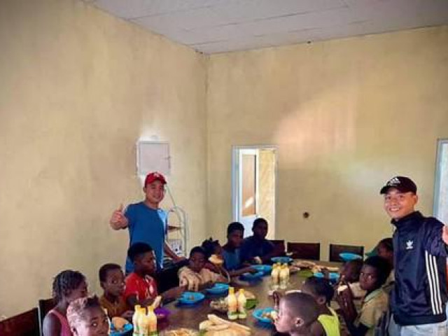 Bạn trẻ - Cuộc sống - Chàng trai Việt và hành trình thiện nguyện ở trời Phi: Cho đi là còn mãi