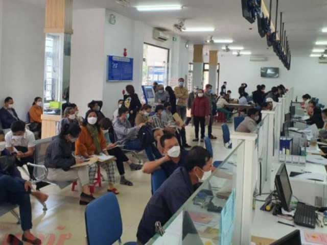 Kinh doanh - Sự thật bức ảnh người Đà Nẵng chen chúc nộp hồ sơ và chiêu trò của "cò" đất