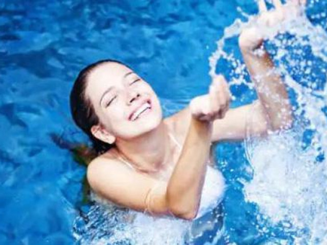 Làm đẹp - Mẹo chăm sóc da cho những nàng thường xuyên bơi lội