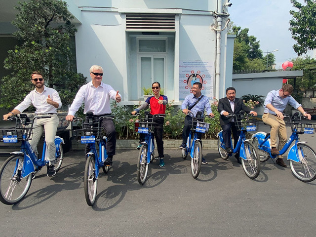 Video - Đặc phái viên thương mại của Thủ tướng Anh trải nghiệm xe đạp công cộng