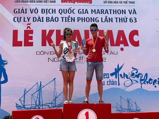 Cặp đôi 7X chạy marathon nhanh nhất Việt Nam: Chạy giải Tiền Phong để…nhớ ngày cưới - 1