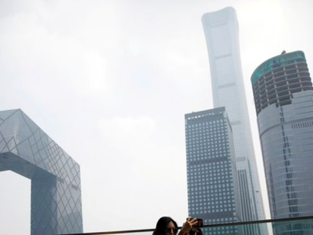 Báo cáo mới: Kinh tế Trung Quốc sẽ mất thêm 2 năm để soán ngôi số 1 của Mỹ