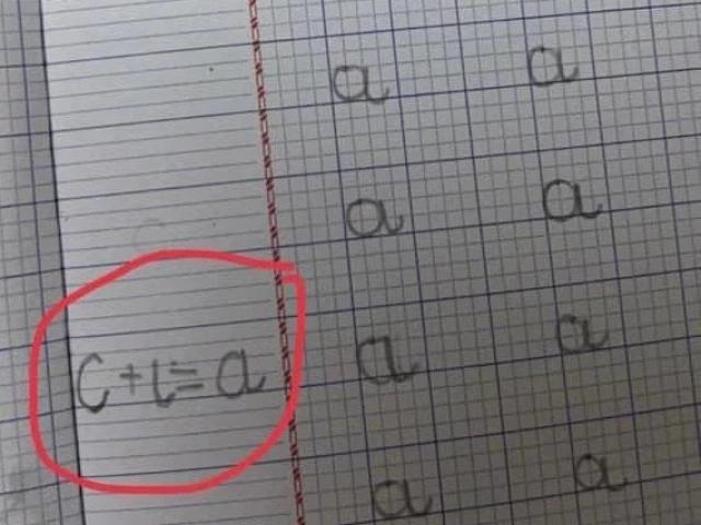 Giáo dục - du học - Cậu nhóc lớp 1 chỉ em gái cách viết chữ "A" không hề có trong SGK, xem xong đến người lớn cũng phải "bái phục"