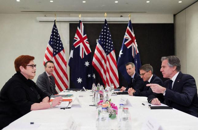 Ngoại trưởng Mỹ Antony Blinke (phải) có cuộc gặp người đồng cấp Úc Marise Payne tại Brussels ngày 7/4. (Ảnh: Reuters)