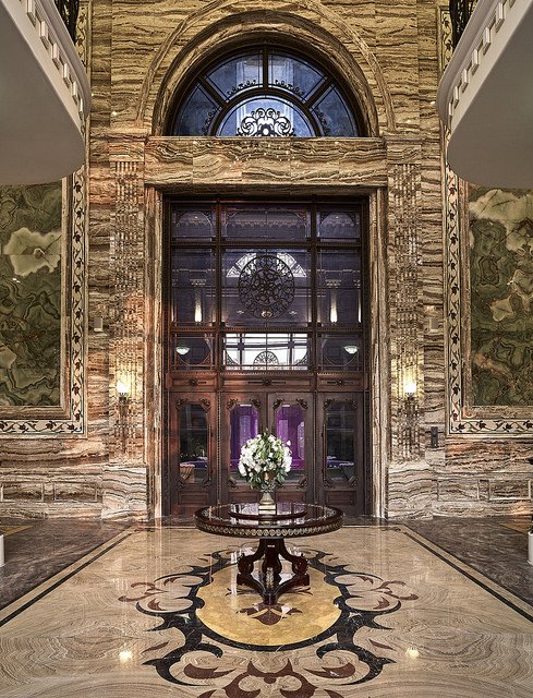 Toàn bộ mặt tường và sàn tại khu vực đại sảnh được ốp đá Onyx - loại đá ngọc truyền ánh sáng cho không gian thêm huyền ảo.