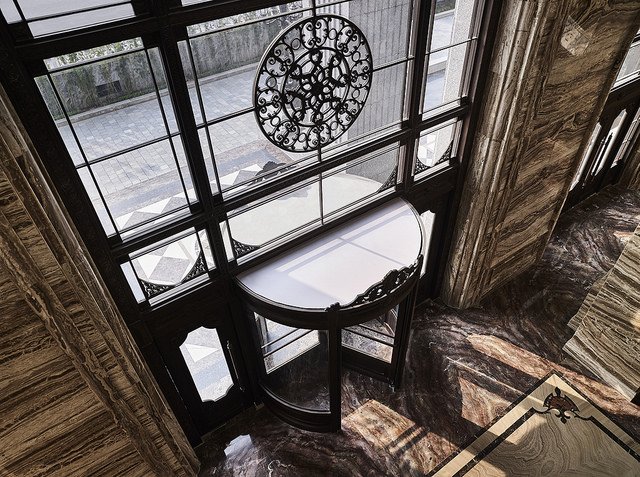 Hai cửa ra vào đại sảnh đều được đúc từ đồng nguyên khối, thiết kế dạng cửa xoay sang trọng theo mô hình của khách sạn hoàng gia.