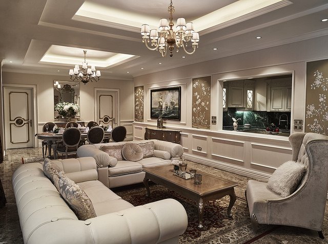 Bên trong các căn hộ đều được sử dụng các đồ nội thất đắt tiền, tỉ mỉ đến từng chi tiết. Tại phòng khách, bộ bàn ghế sofa, ghế bành bọc nhung, rèm lụa tơ tằm, và những nội thất dát vàng, khảm đá quý được hoàn toàn làm thủ công từ khung giường, cửa gió điều hòa đến công tắc nhỏ bé.