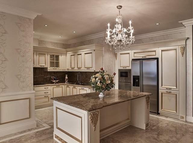 Phòng bếp được thiết kế sang trọng, toàn bộ mắt bếp được ốp đá granite và tủ bếp được làm bằng gỗ sồi, loại&nbsp;gỗ chuyên dùng để sản xuất xe Benly và RollRoyes. Các thiết bị khác đều được nhập từ các hãng như Blim, Hafele và Fagor Tây Ban Nha.