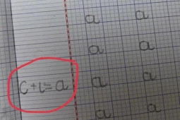 Giáo dục - du học - Cậu nhóc lớp 1 chỉ em gái cách viết chữ "A" không hề có trong SGK, xem xong đến người lớn cũng phải "bái phục"