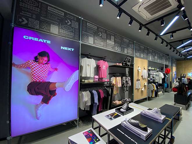 Converse thay đổi diện mạo cửa hàng đường 3/2, chiều lòng giới mộ điệu sneaker - 1