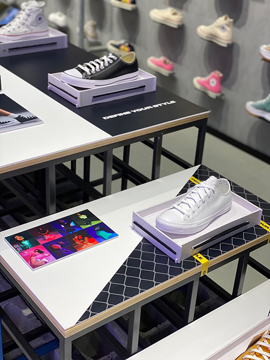 Converse thay đổi diện mạo cửa hàng đường 3/2, chiều lòng giới mộ điệu sneaker - 2
