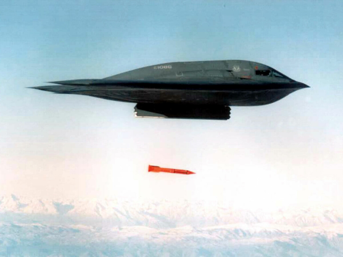 Máy bay Mỹ ném thử nghiệm bom hạt nhân B-61 (ảnh: Sputnik)